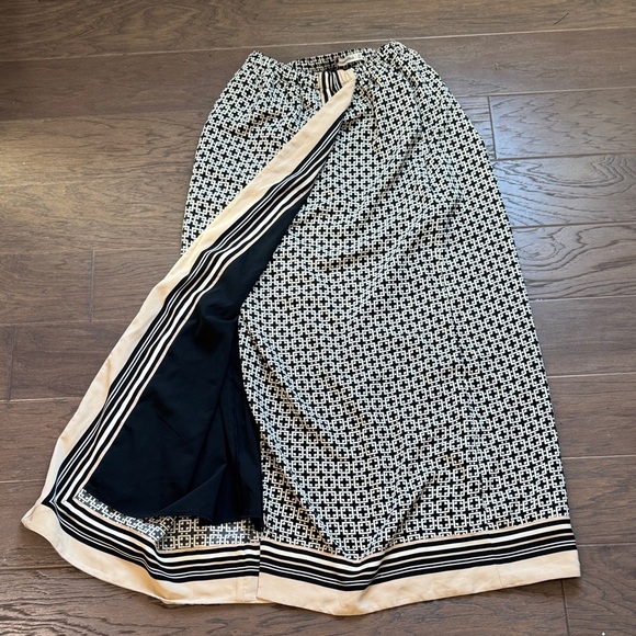 Abercrombie & Fitch Black and Cream Patterned Maxi Skirt XS NWOT - Picture 2 of 4